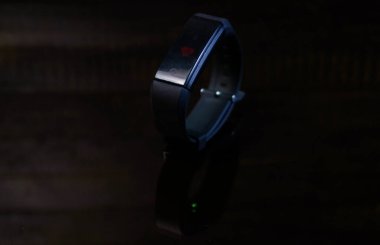                   Plastikten yapılmış spor bilekliği.             