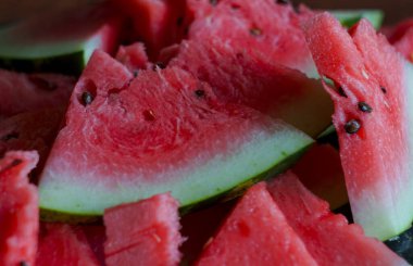                      cooked watermelon, cut into small pieces of watermelon         
