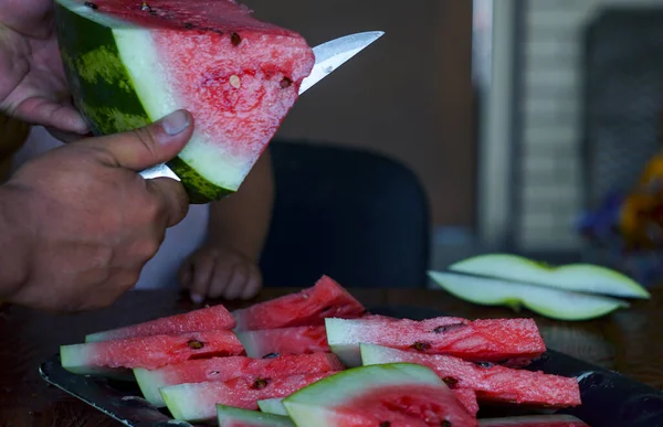 Wassermelone Wird Mit Einem Großen Messer Geschnitten Große Wassermelone — Stockfoto
