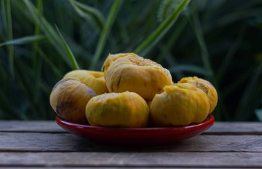                               Tabakta sarı incir, iyi pişmiş incir. 