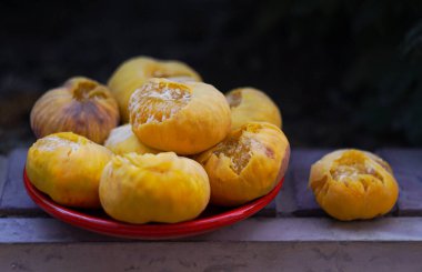                     Tabakta sarı incir, iyi pişmiş incir.           