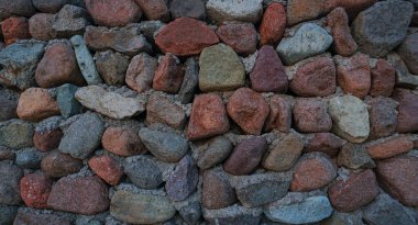                    Bir taş duvarın yapısı farklı taşlardan yapılmış bir duvardır.            