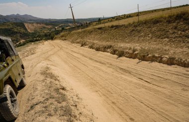             Kumlu yol, yol kenarı arabası                   