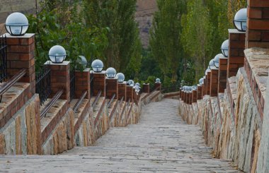                                Taş merdivenler, çok uzun merdivenler.