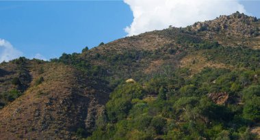             Dağlar mavi gökyüzü ve bulutlar, Parkent dağlar, Özbekistan