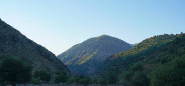                   Dağlar mavi gökyüzü ve beyaz bulutlar, Parkent Dağları, Özbekistan             