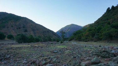                  Dağlar mavi gökyüzü ve beyaz bulutlar, Parkent Dağları, Özbekistan              