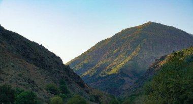             Dağlar mavi gökyüzü ve beyaz bulutlar, Parkent Dağları, Özbekistan                   