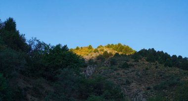                 Dağlar mavi gökyüzü ve beyaz bulutlar, Parkent Dağları, Özbekistan               
