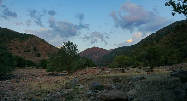 Dağlar Mavi Gökyüzü Beyaz Bulutlar Parkent Dağları Özbekistan — Stok fotoğraf