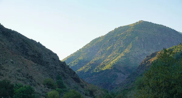 Βουνά Είναι Γαλάζιοι Ουρανοί Και Λευκά Σύννεφα Parkent Mountains Ουζμπεκιστάν — Φωτογραφία Αρχείου