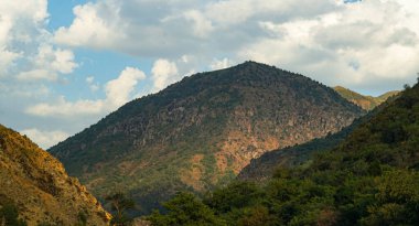                  Dağlar - mavi gökyüzü ve beyaz bulutlar, Parkent Dağları, Özbekistan              