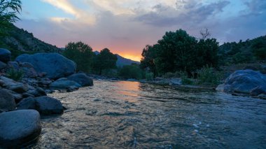                Dağdan aşağı akan su, Parkent Dağları, Özbekistan                