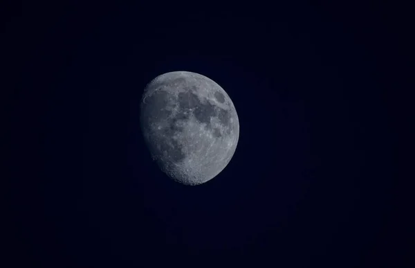 Halvmåne Måneden Før Fullmåne – stockfoto