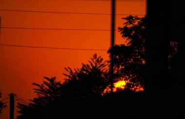                        Güneş batıyor, şehirde güneş batıyor.        