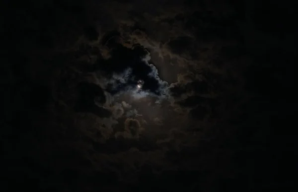 満月は雲の中にあり 月は雲で覆われています — ストック写真