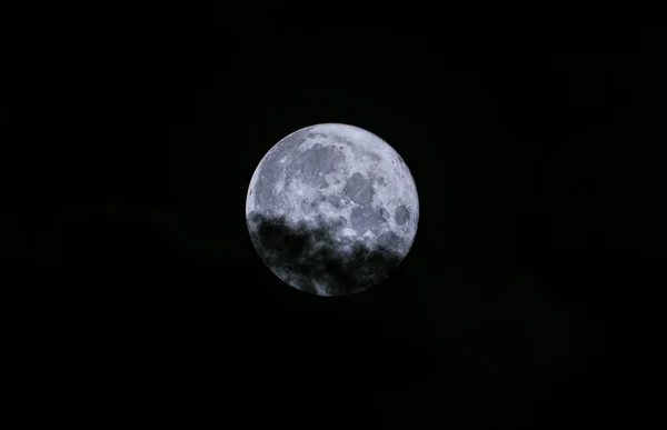 Lua Cheia Está Coberta Nuvens Lua Está Entre Nuvens — Fotografia de Stock