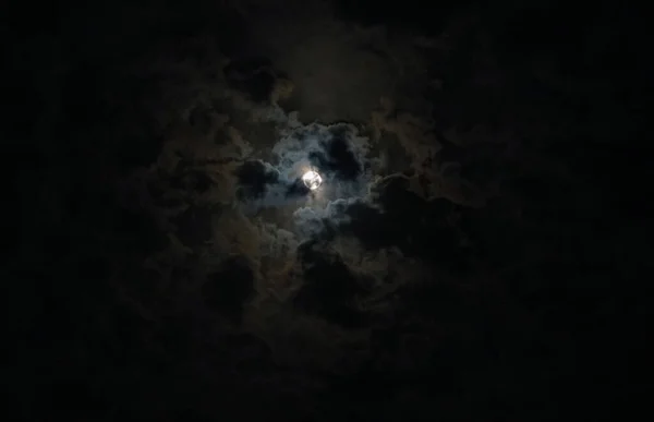 Luna Llena Está Entre Las Nubes Luna Está Cubierta Nubes —  Fotos de Stock