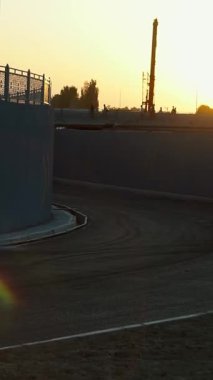 Şehirde güneş kırmızı batıyor..