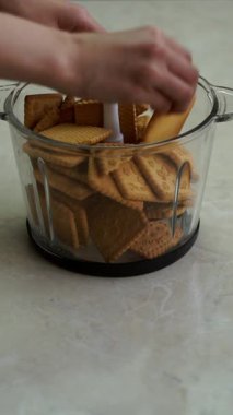 Kurabiyeleri ezmek için miksere koyduk..