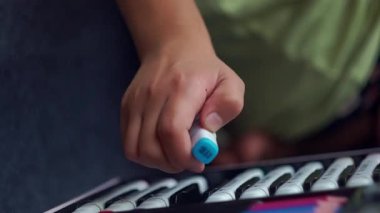 Kız odasında kalemini açıyor..