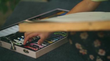 Kız odasında kalemini açıyor..