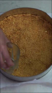 Pasta ezilmiş kurabiyelerle dolu..