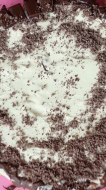 Pastanın üstüne rendelenmiş çikolata serpin..