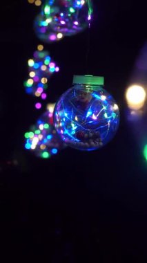 Asılı yeni yıl ışıkları parlıyor