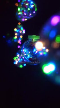 Asılı yeni yıl ışıkları parlıyor