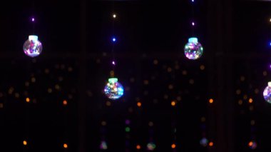 Asılı yeni yıl ışıkları parlıyor