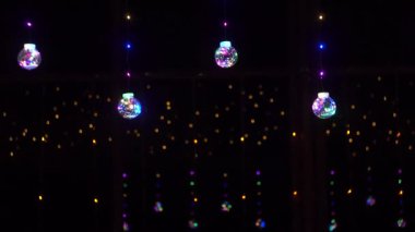 Asılı yeni yıl ışıkları parlıyor