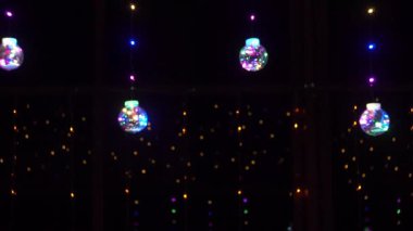 Asılı yeni yıl ışıkları parlıyor