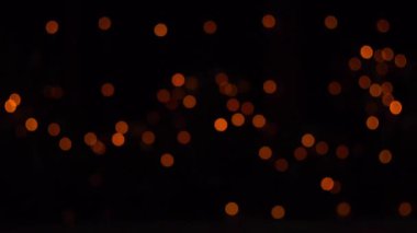 Asılı yeni yıl ışıkları parlıyor