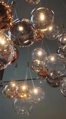 Asılı yeni yıl ışıkları parlıyor