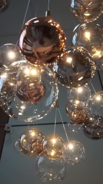 Asılı yeni yıl ışıkları parlıyor