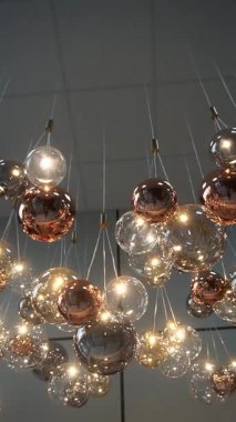 Asılı yeni yıl ışıkları parlıyor