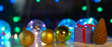                                Masaya çeşitli Noel oyuncakları konur. Noel havası.