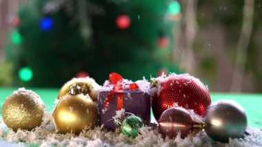 Noel ağacı oyuncaklarına kar yağar