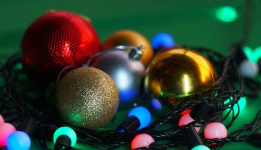                                Çeşitli Noel oyuncakları ve renkli ışıklar. Yeni yıl havası.