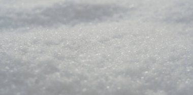 Kış mevsimi, kar fırtınası. Kalın bir kar örtüsü ile zemini kaplıyor.