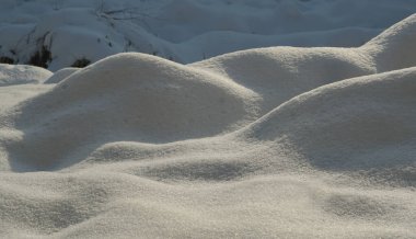 Kışın yerdeki yoğun karın yapısı.