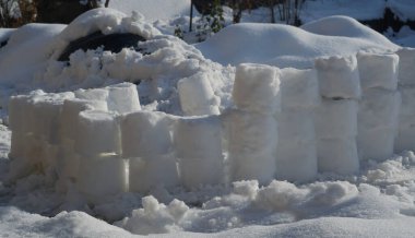 Yuvarlak bir kartopu var. Yuvarlak kar topu kar fırtınasında oynamaya hazır..