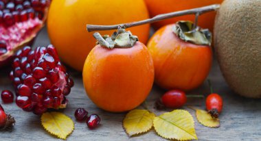 Masanın üzerinde kesilmiş nar ve hurma var. Meyvelerin makro resmi.