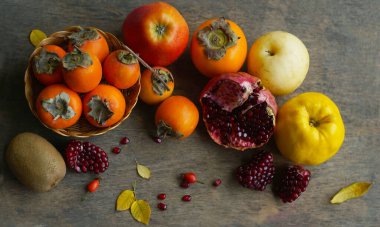 Hurma ve çeşitli meyveler, bir sepetin içinde.