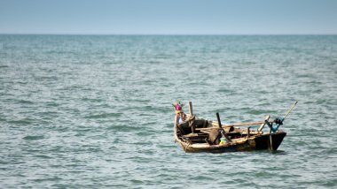 Tek tekne deniz yüzeyinde yüzen