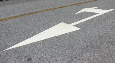 yol üzerinde beyaz ok