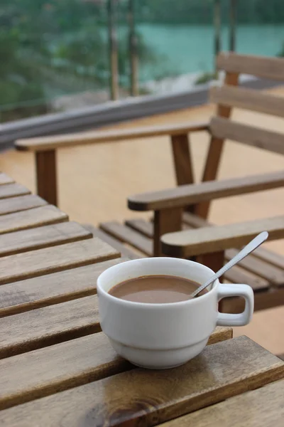 Filiżanka kawy biały na stary stół z drewna — Zdjęcie stockowe