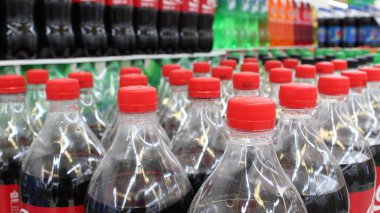 dükkanda plastik şişe