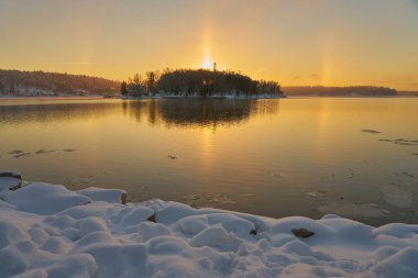 Finlandiya 'nın Turku kentindeki Baltık Denizi kıyılarında Halo etkisi. Boşluğu kopyala.